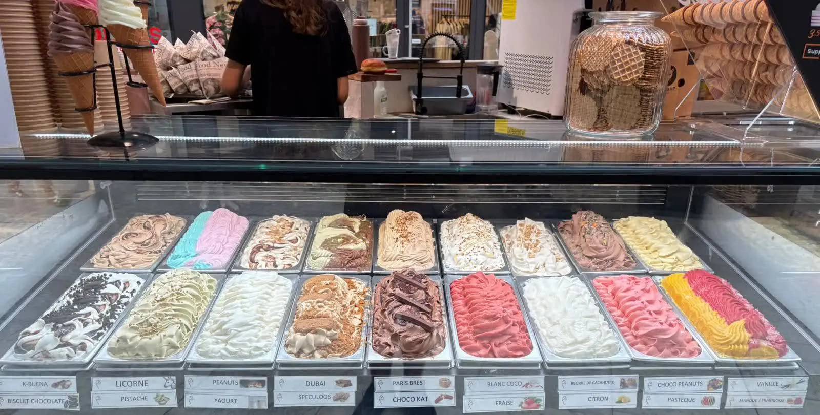 La vitrine COFFEAT et ses 18 bacs de glaces artisanales, étiquettes visibles