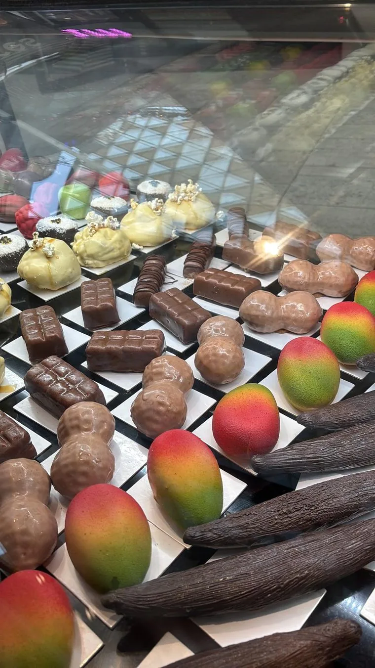 Glaces trompe-l'œil en forme de mangue et gousses de vanille